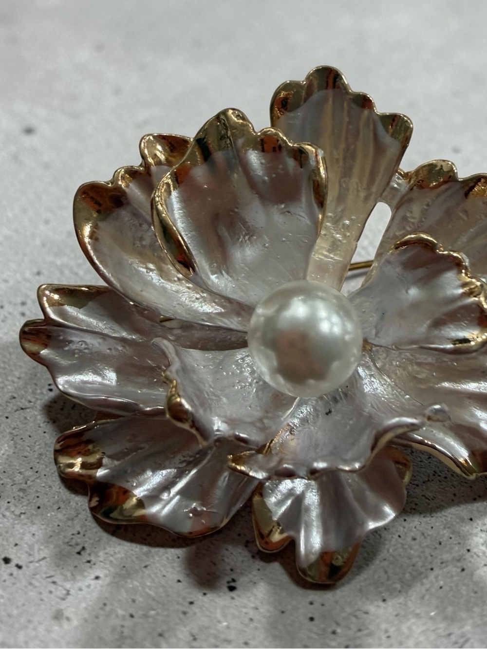 Gold-Trim White Pearl Flower Brooch/Pendant